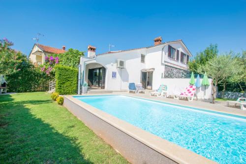 Family house with swimming pool and secluded garden - by TRAVELER tourist agency - ID 2687 in Poreč