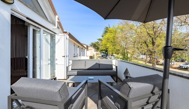 Fantastic apartment just 300 metres from the beach with a view of the tennis court - dogs welcome