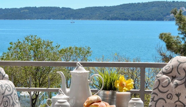 Fantastic beachfront apartment with private balcony on the Adriatic.Top location in Seget Donji
