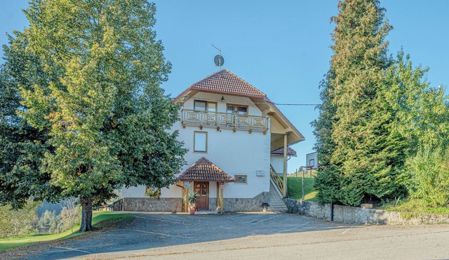 Farm Stay Oblak Studio Ina + Shared Sauna, Ortnek, Slovenia in Ortnek