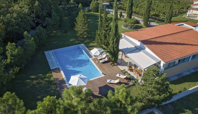Ferienvilla 'Breg' mit Whirlpool by Interhome