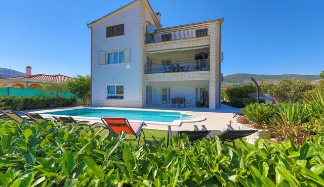 Five Bedroom Villa with Pool and Garden in Plano