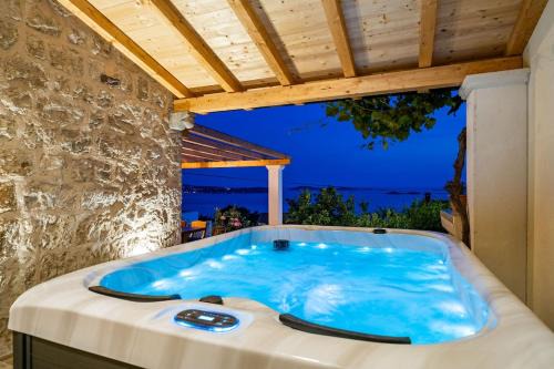 Fortuno-Luxury seaview apartment with outdoor jacuzzi near Dubrovnik