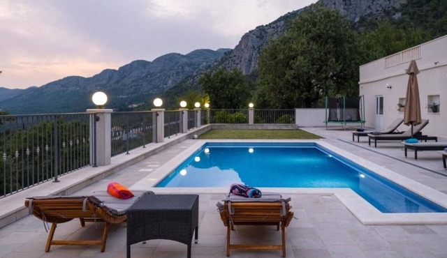 Four Bedroom Villa, Terrace, Pool in Pridvorje