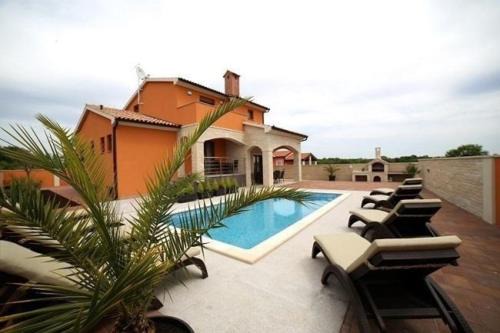 Gemütliches Ferienhaus in Jadreški mit Terrasse und Grill in Jadreški