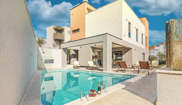 Gold-villa near Split-private pool & rooftop Jacuzzi