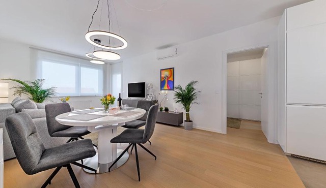 Good Vibes Lux, 2BDR, Parking, 2BATH