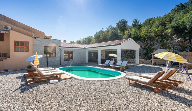 Gorgeous home in Kula Norinska