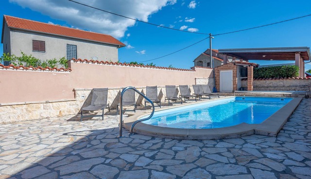 Gorgeous home in Pridraga