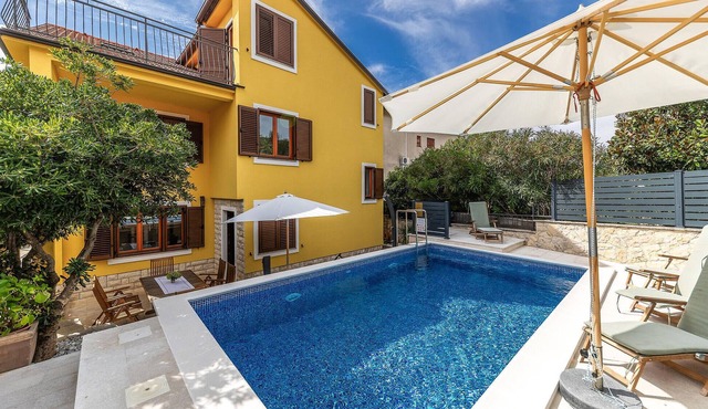 Gorgeous home in Selce