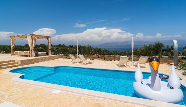 Gorgeous home in Sutivan with private swimming pool, can be inside or outside in Sutivan