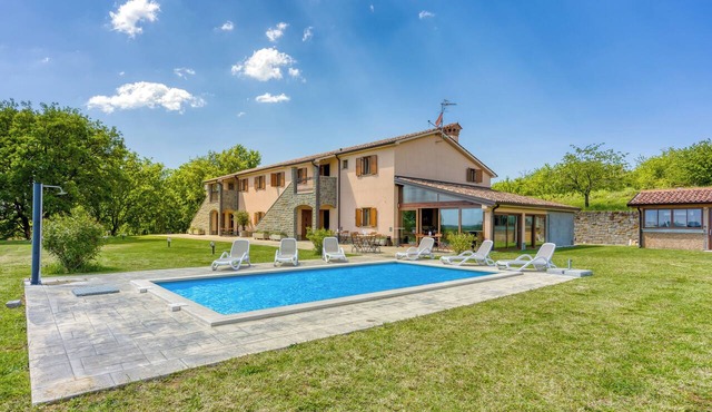 Grad Inn Apt Lavender with Pool, Gračišče, Slovenia in Gračišče