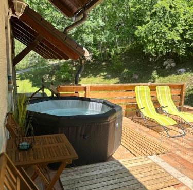 Green Breeze - Private Hot Tub Retreat in Žalec