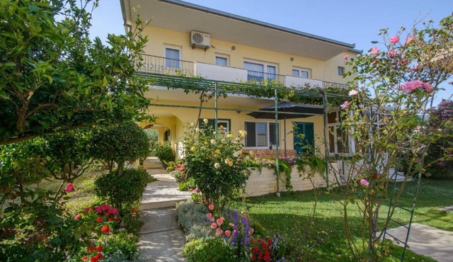 Green garden house in Kaštela