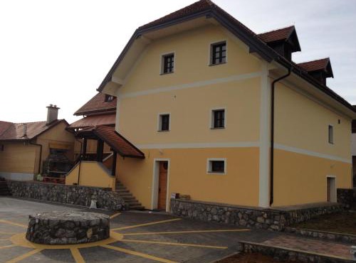 Hiša nasprot Sonca in Črnomelj