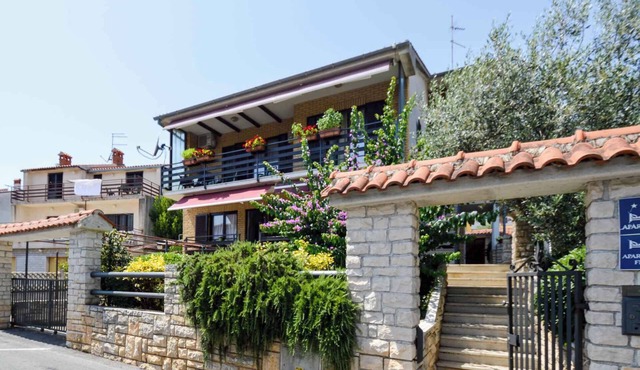 Holiday apartment with terrace and air conditioning in Pješćana Uvala