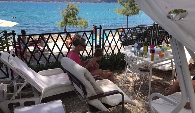Holiday apartment directly on the beach in Kastela