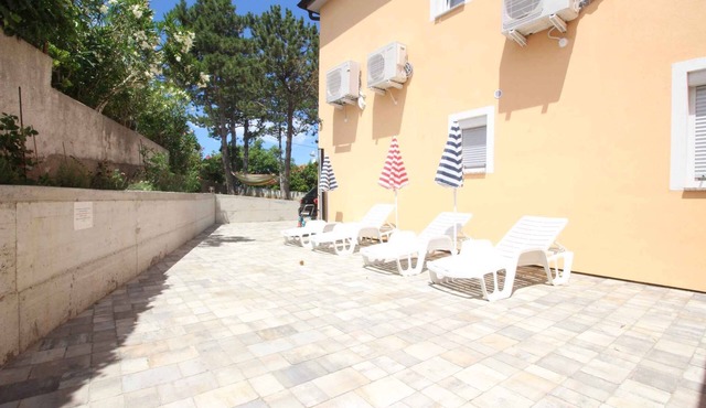 Holiday apartment in the attic without a balcony, 50 m from the sea in Šilo