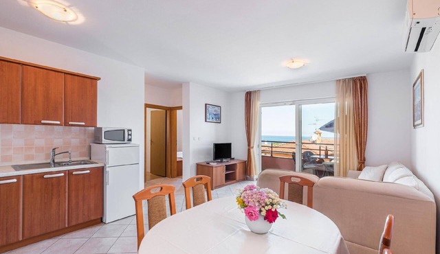 Holiday apartment near the beach with a big garden