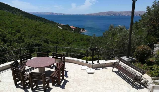 Holiday apartment with large terrace and sea view in Sveti Juraj