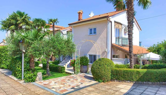 Holiday apartment with garden and WIFI in Vantačići