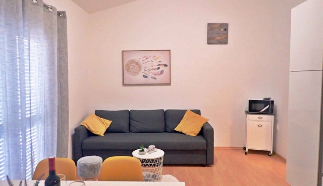 Holiday apartment with air conditioning, washing machine and balcony