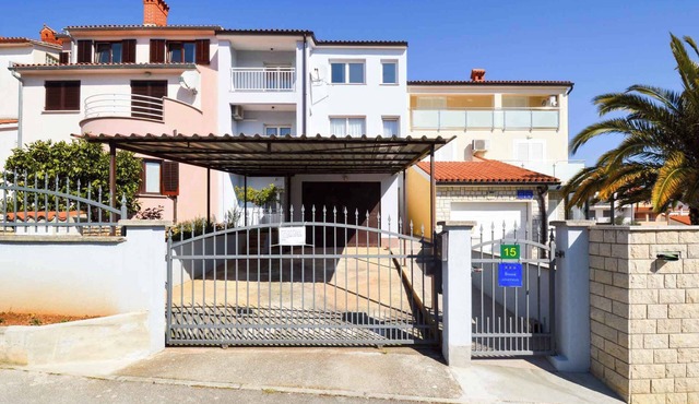 Holiday apartment with air conditioning and parking