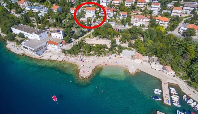 Holiday apartment with sea views and 50m from the beach