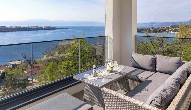 Holiday apartment with garden, balcony and sea view