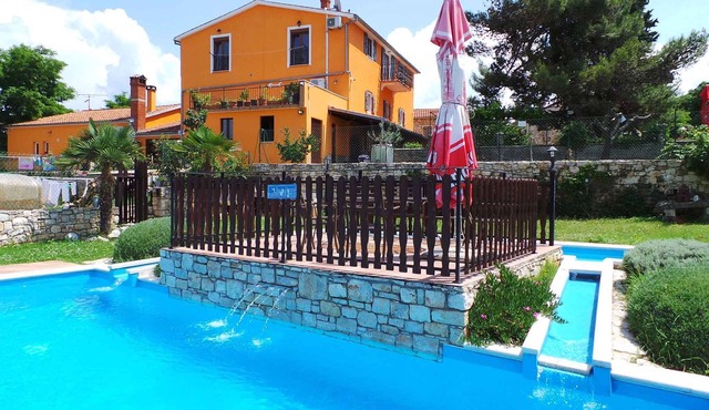 Holiday apartment with outdoor swimming pool in Višnjan