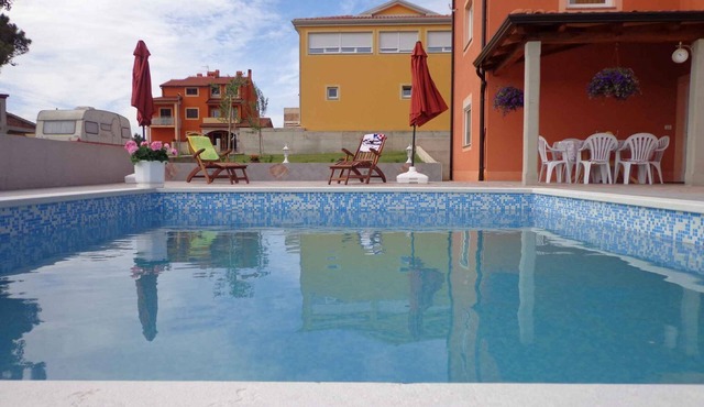 Holiday apartment with outdoor pool for families