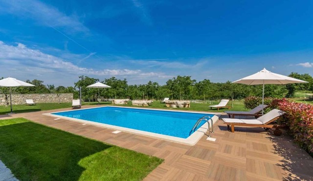 Holiday apartment with pool near Porec