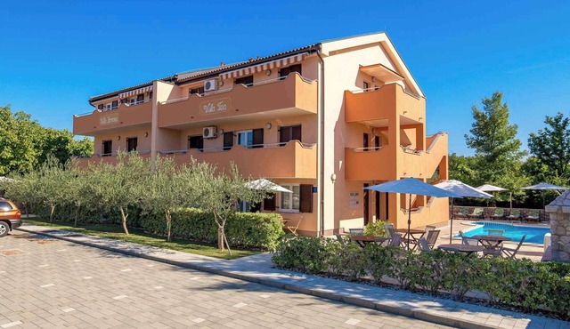 Holiday apartment with pool in Šilo