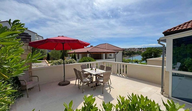 Holiday apartment with sea view 20 m from the coast in Šilo