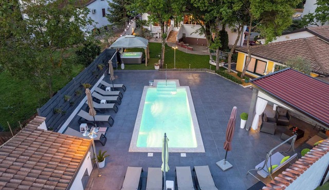 Holiday apartment with swimming pool