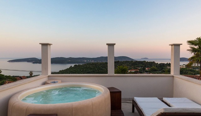 Holiday Home Frida - Three Bedroom House with Jacuzzi and Sea View