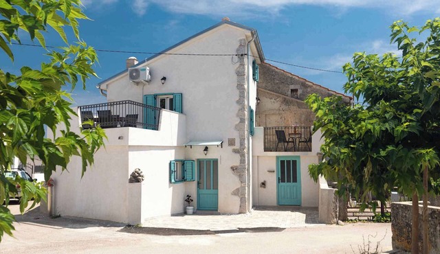 Holiday home in a rural setting, rustic style with air conditioning and wifi