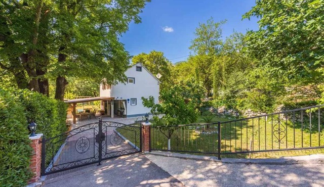 Holiday home mit Pool und Grill in Kostelj