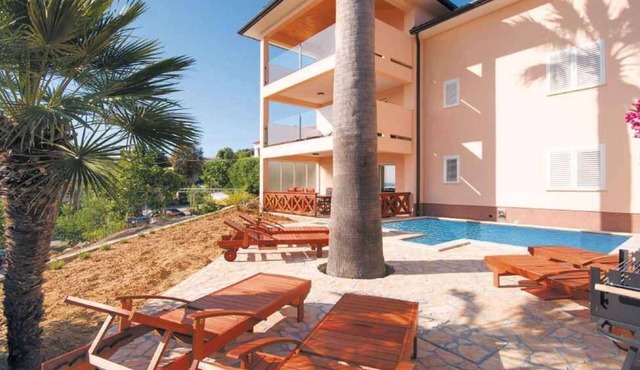 Holiday home with outdoor pool and sauna in Supetarska Draga