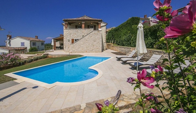 Holiday home with pool near Zelena laguna, pets allowed