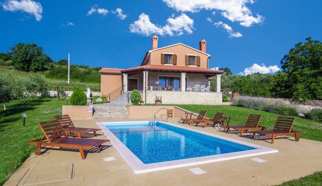 Holiday home with pool with beautiful view of magical Motovun in central Istria