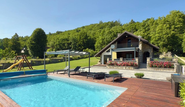 Holiday home with pool, sauna and jacuzzi overlooking Velebit in Gospić