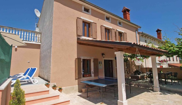 Holiday home with pool for 6 people