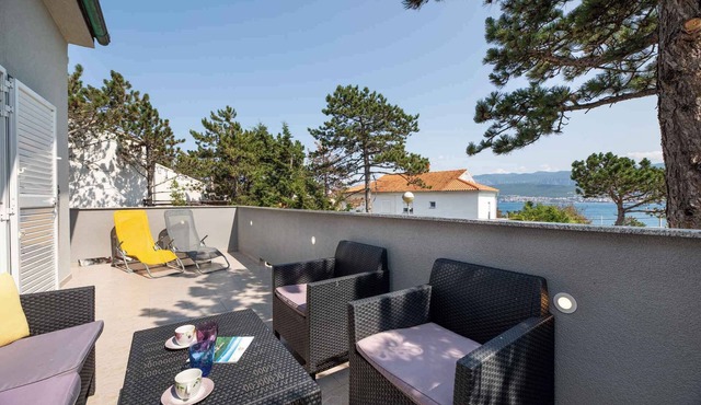 Holiday home with terrace near the sea in Šilo