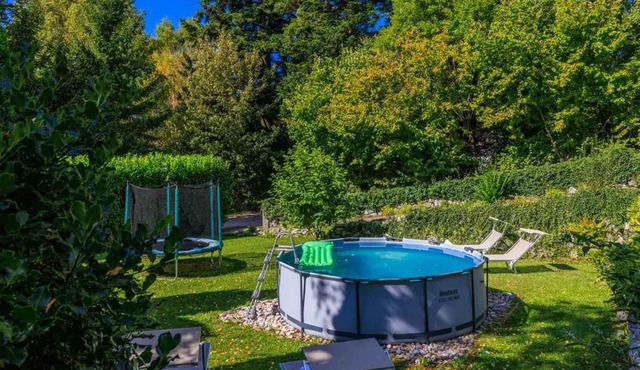 Holiday Homes with Pool in Breze 54922