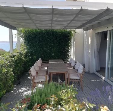 Holiday House 70m from Beach with Free EV Power in Rtina