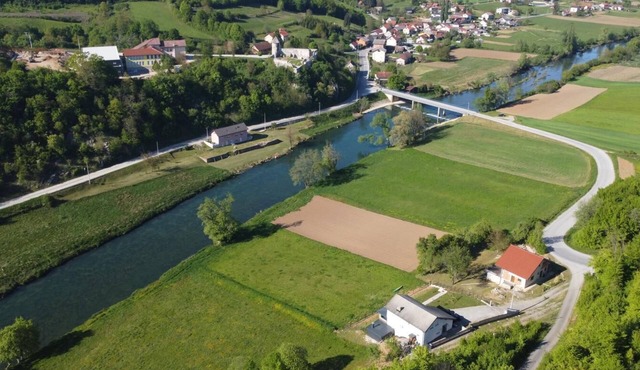 Holiday house by the Korana River with a jacuzzi, sauna, and a view of the old town of Barilović