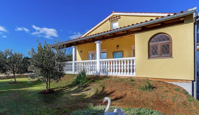 Holiday House in Ližnjan with Garden & BBQ