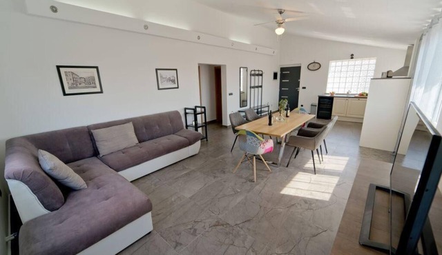 Holiday house with a private heated swimming pool in Galizana