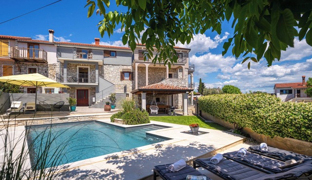 Holiday house with pool for 10 persons, 2 separate accommodation units,in Porec